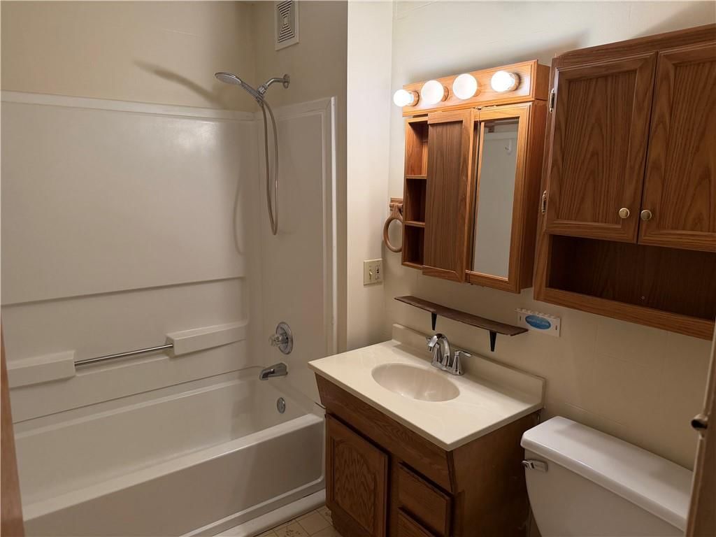 1305 Lawrence Avenue — photo 15