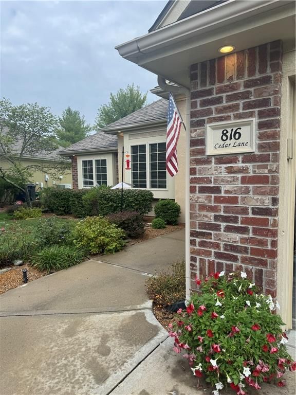 816 NW Cedar Lane — photo 3
