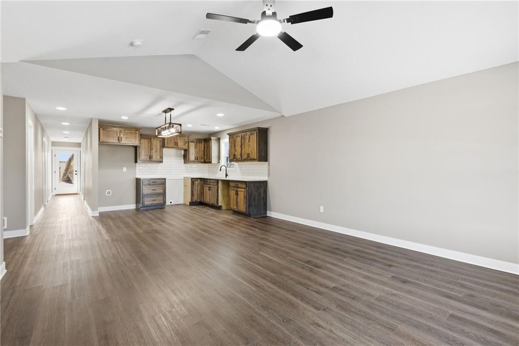 105 W Arctic Street — photo 3