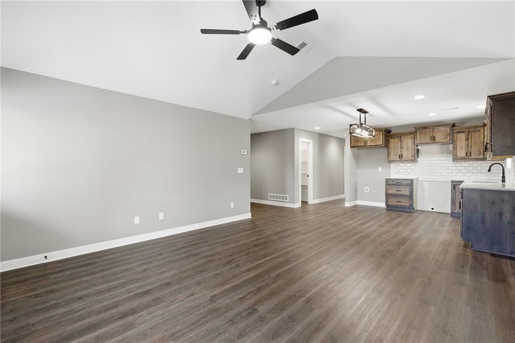 105 W Arctic Street — photo 4
