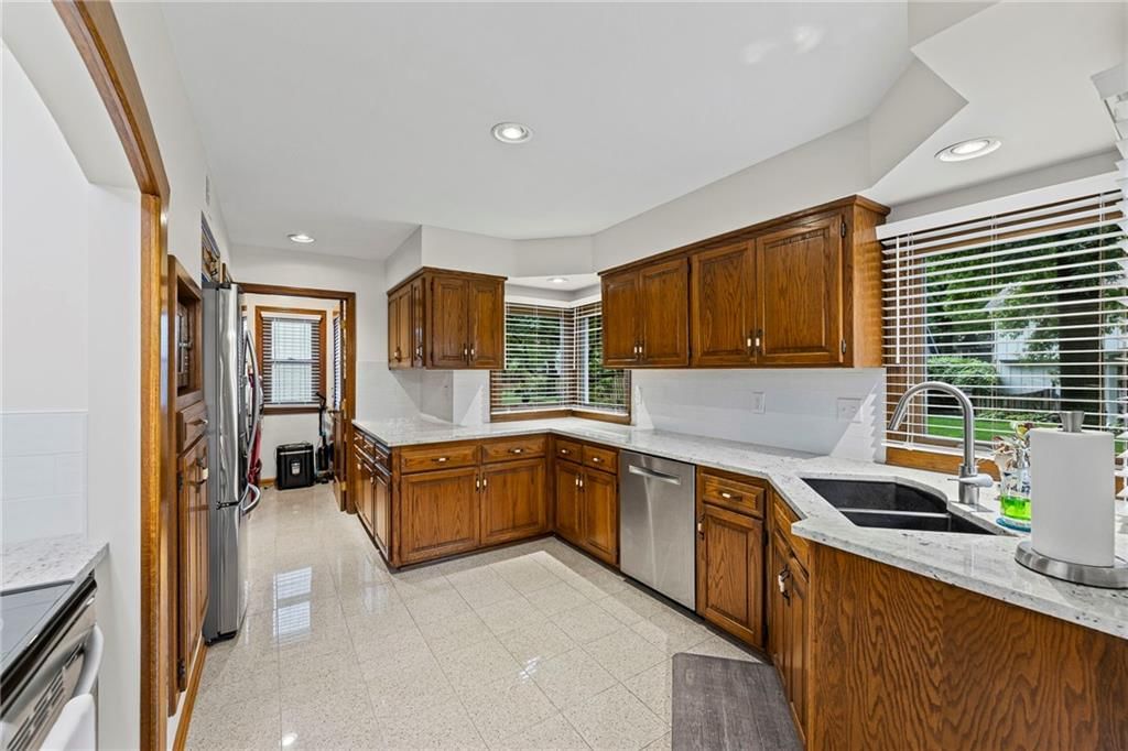 Photo 10 of 43 - 15919 W 136th Terrace