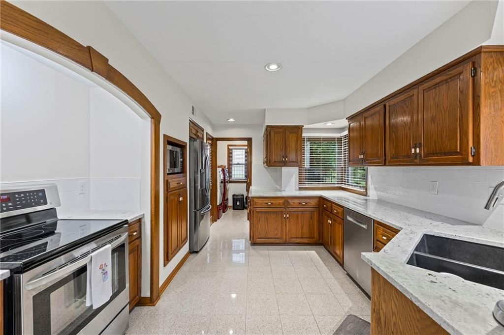 Photo 13 of 43 - 15919 W 136th Terrace