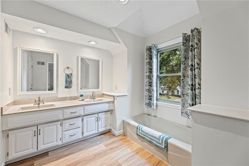 Photo 25 of 43 - 15919 W 136th Terrace