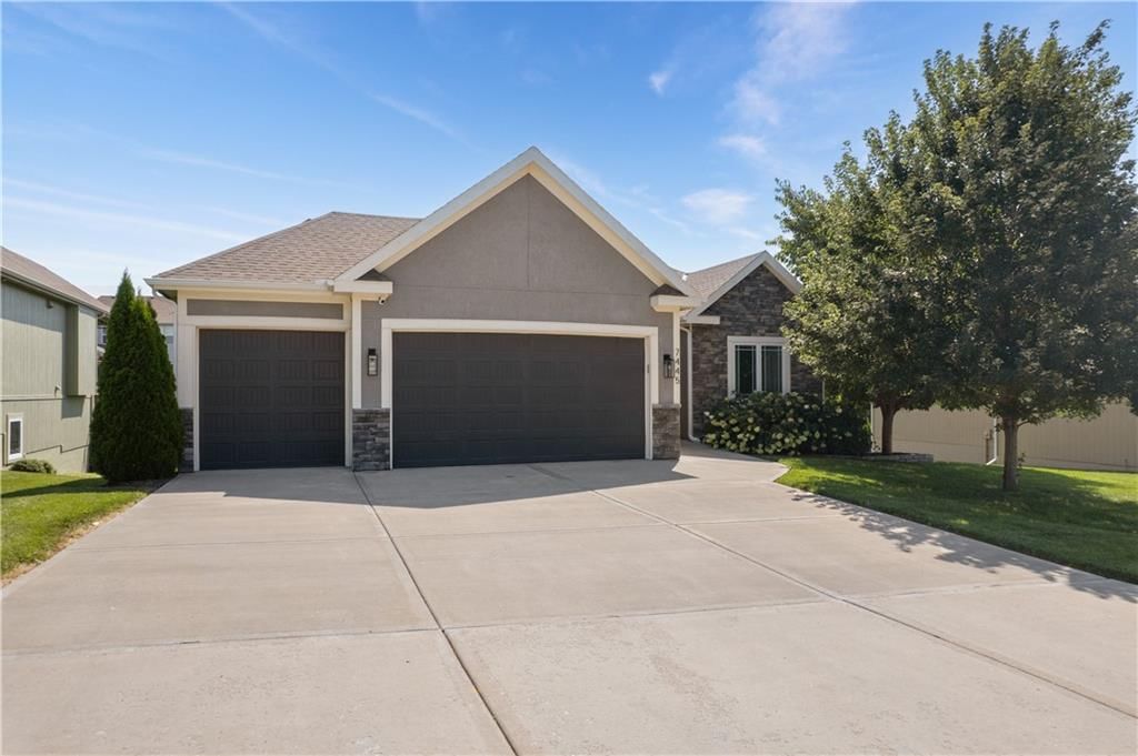 7445 NW Forest Lakes Drive — photo 2