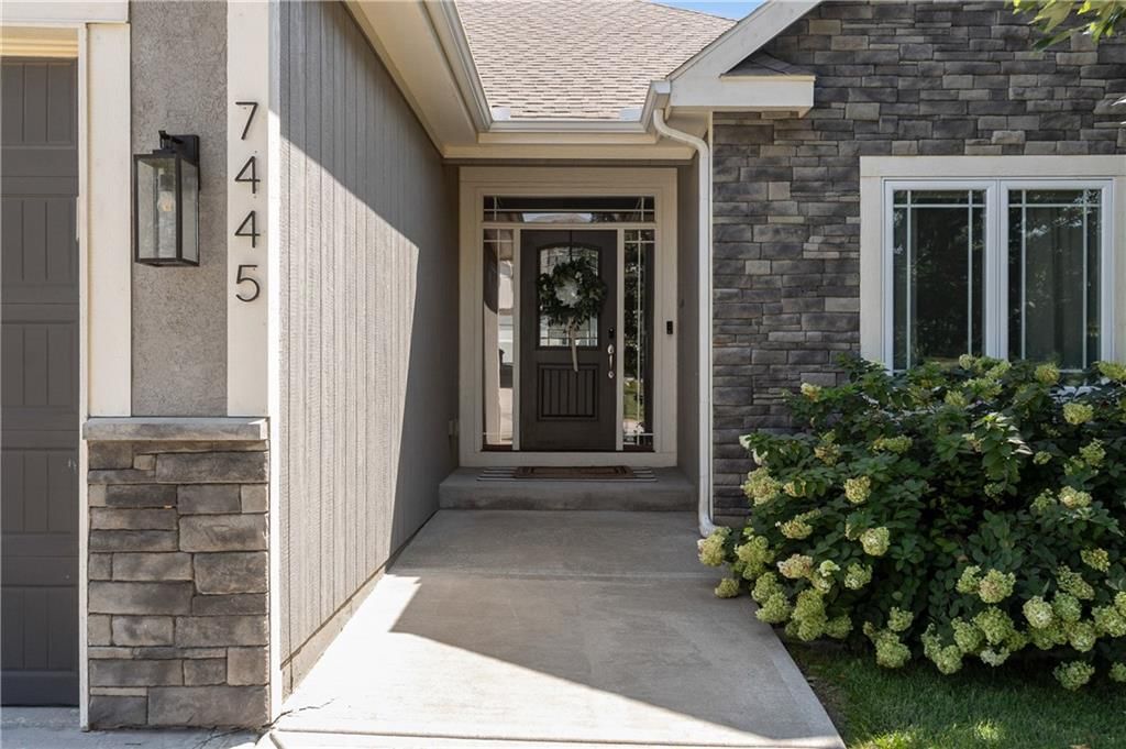 7445 NW Forest Lakes Drive — photo 3