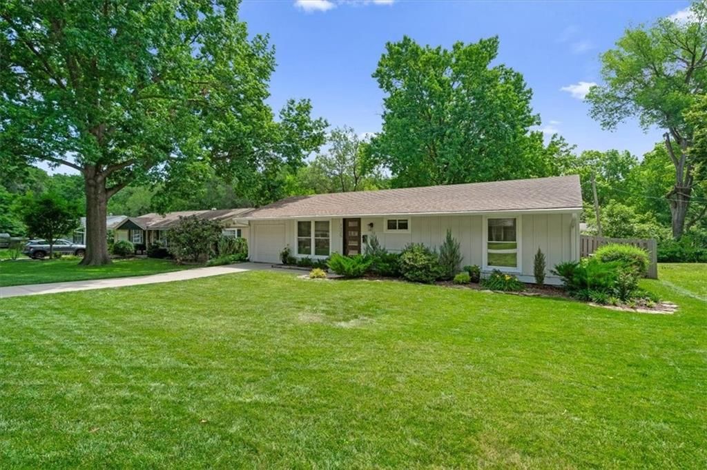 Photo 2 of 25 - 7725 Colonial Drive
