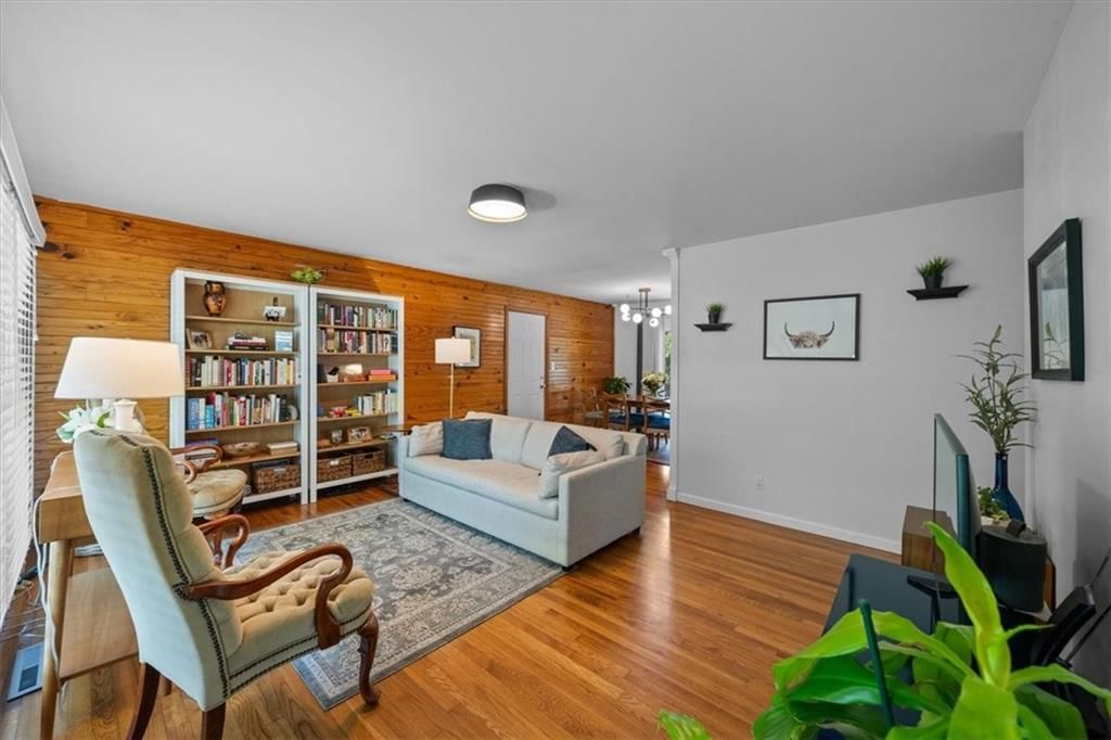 Photo 5 of 25 - 7725 Colonial Drive
