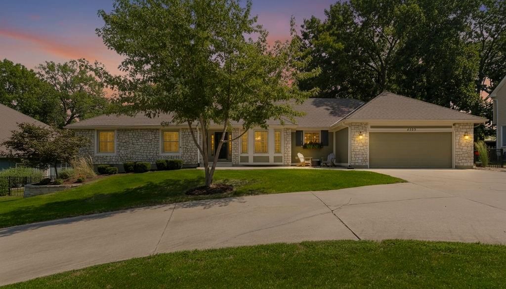 4005 NE Channel Drive, Lee's Summit, MO