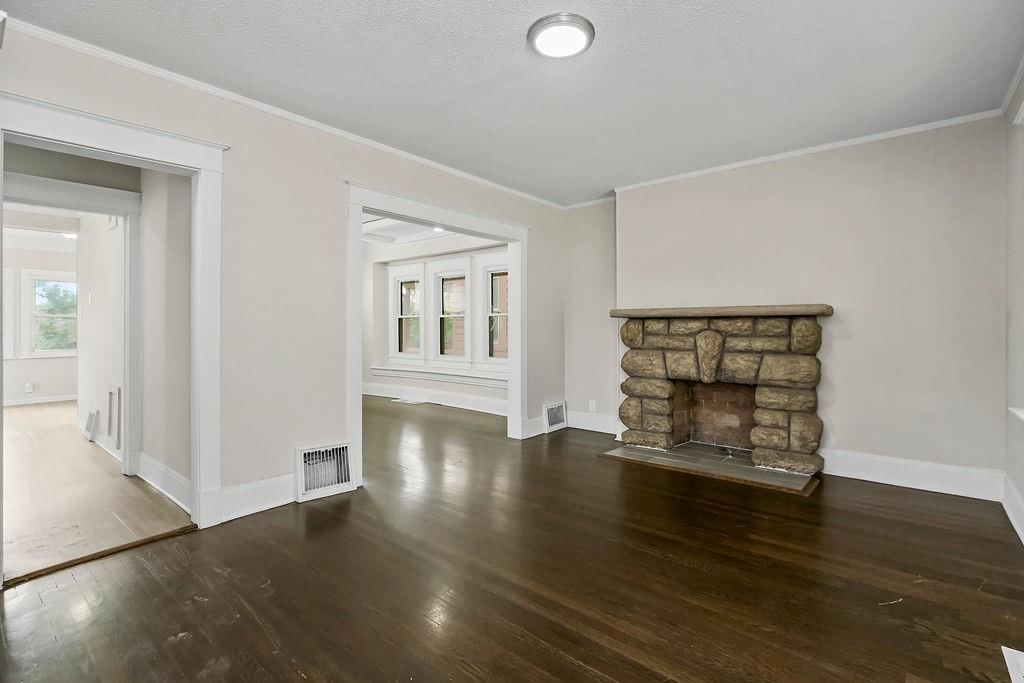 Photo 5 of 31 - 3753 Flora Avenue
