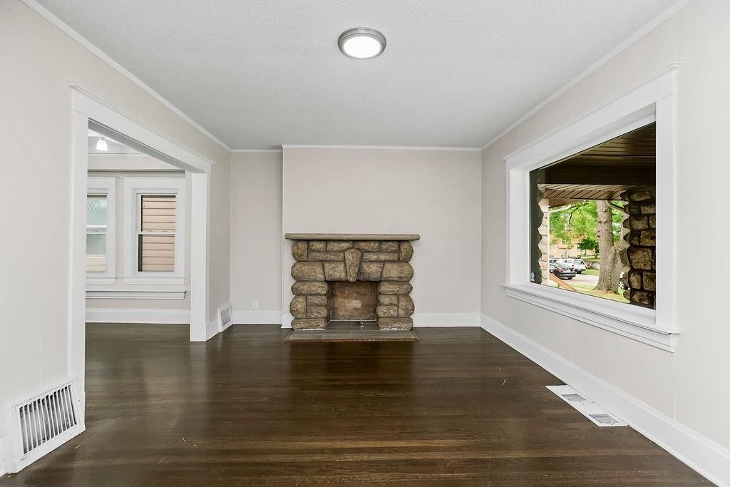 Photo 6 of 31 - 3753 Flora Avenue