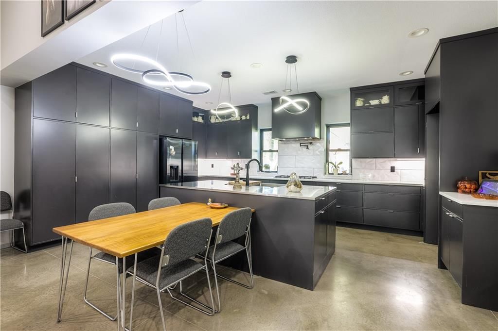 105 Hebar Street — photo 2
