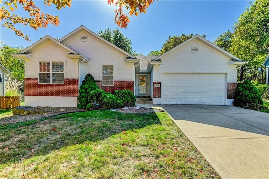 1203 Lakeview Drive, Grain Valley, MO