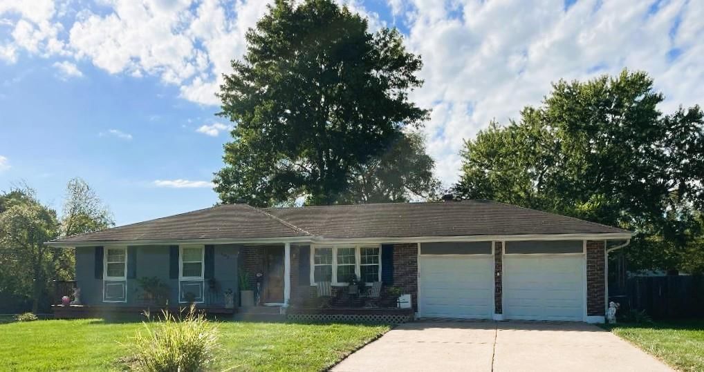 102 SW Moore Court, Blue Springs, MO