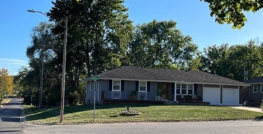 102 SW Moore Court — photo 2