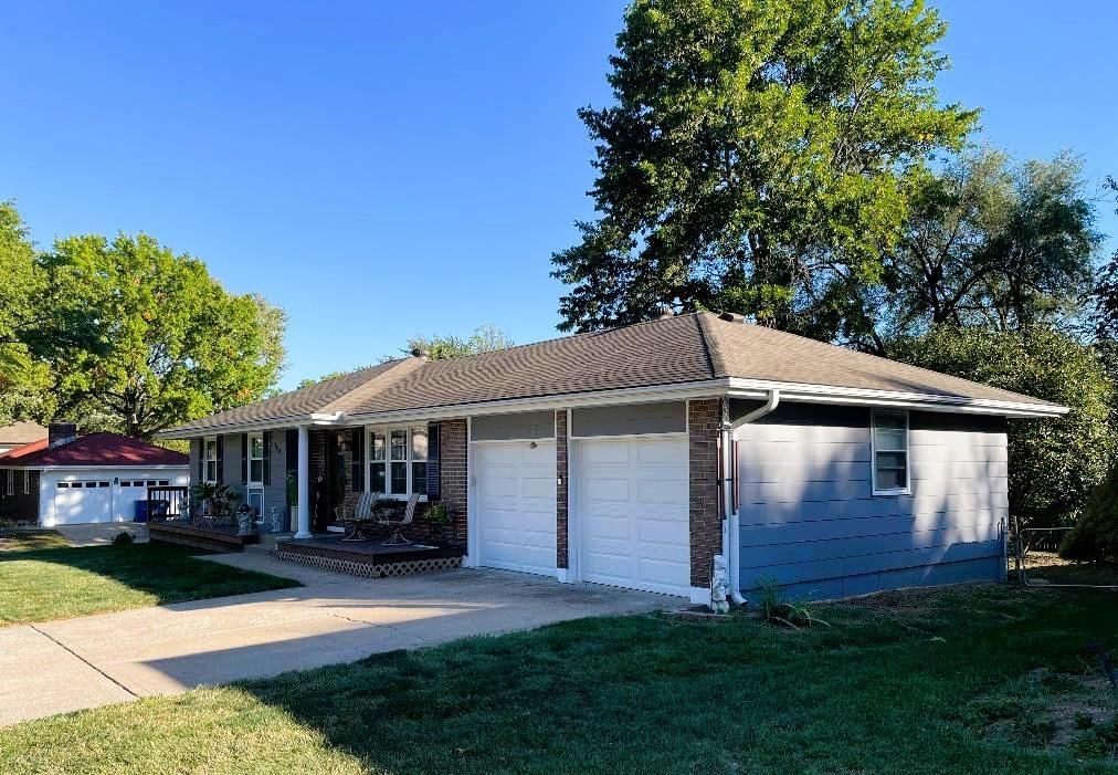 102 SW Moore Court — photo 3