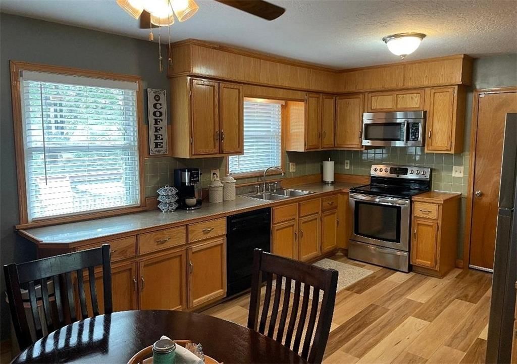 102 SW Moore Court — photo 8