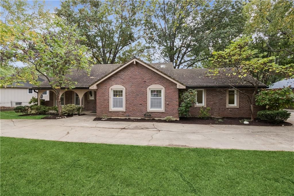12640 Oakmont Drive, Kansas City, MO