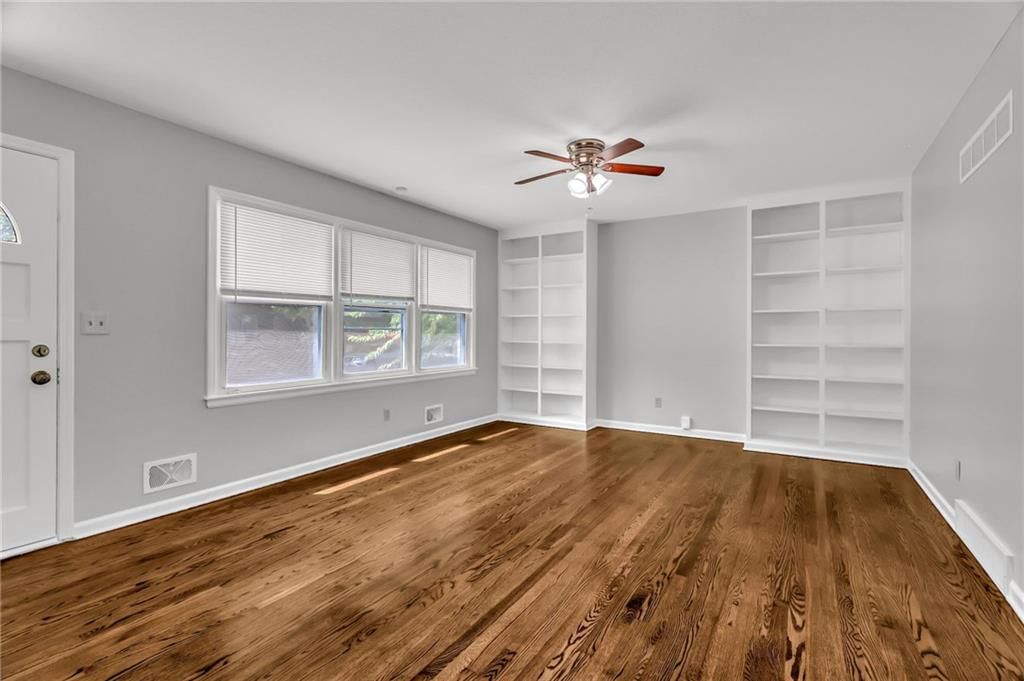 403 NW LAKEVIEW Road — photo 4