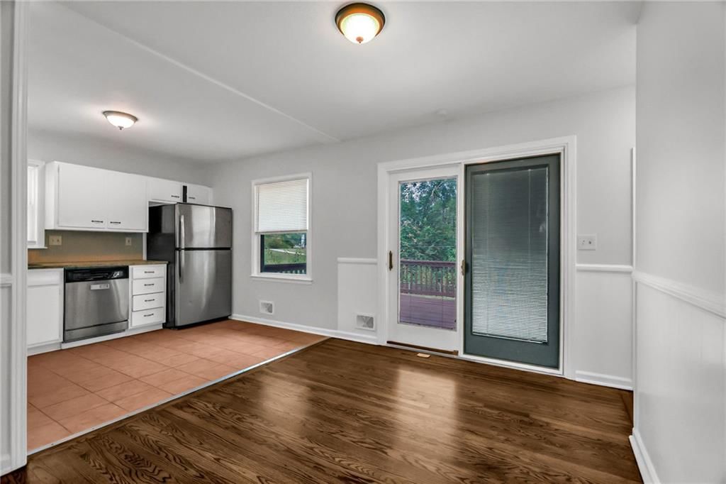403 NW LAKEVIEW Road — photo 8