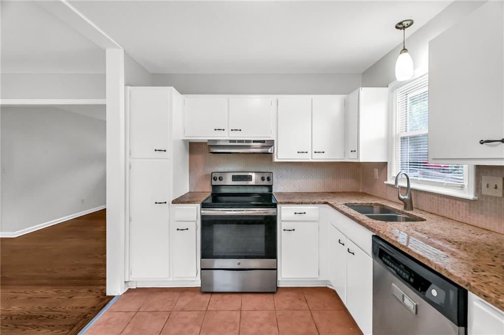 403 NW LAKEVIEW Road — photo 9