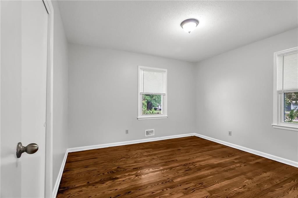 403 NW LAKEVIEW Road — photo 17