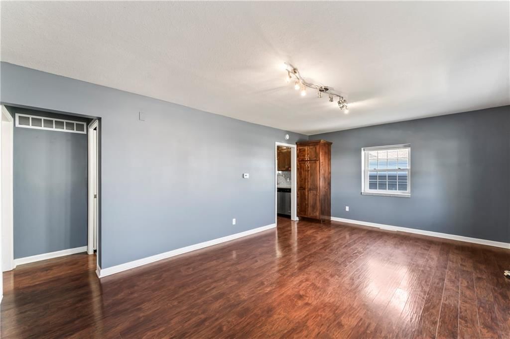 Photo 6 of 28 - 706 S Kansas Avenue
