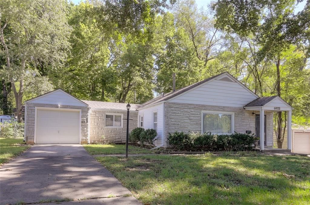 6923 Beverly Street, Overland Park, KS
