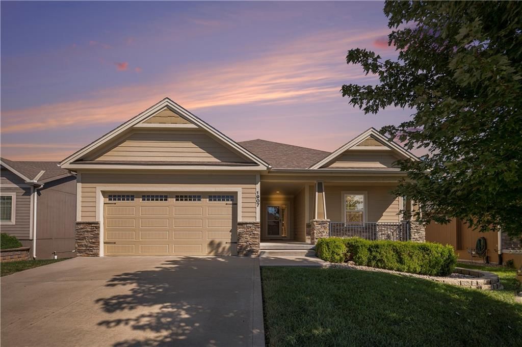 1907 Prairie Grass Drive, Raymore, MO
