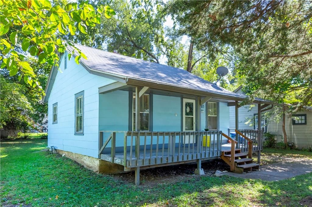 Photo 2 of 28 - 3905 N Jackson Avenue