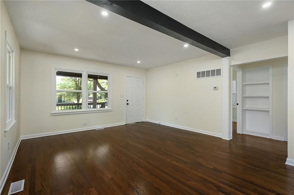 Photo 6 of 21 - 206 E 80th Street
