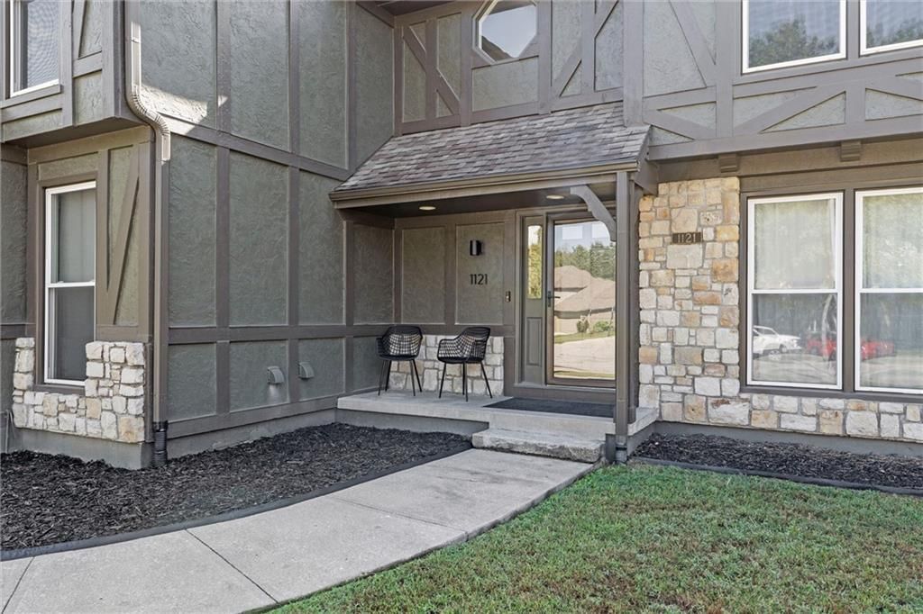 1121 SE Timbercreek Lane — photo 2