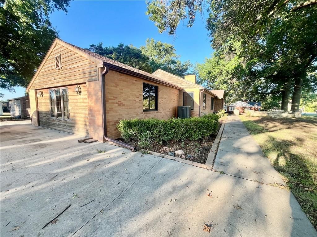 1612 Country Club Road — photo 2