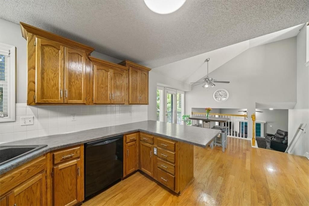 Photo 12 of 28 - 1612 Chowning Drive