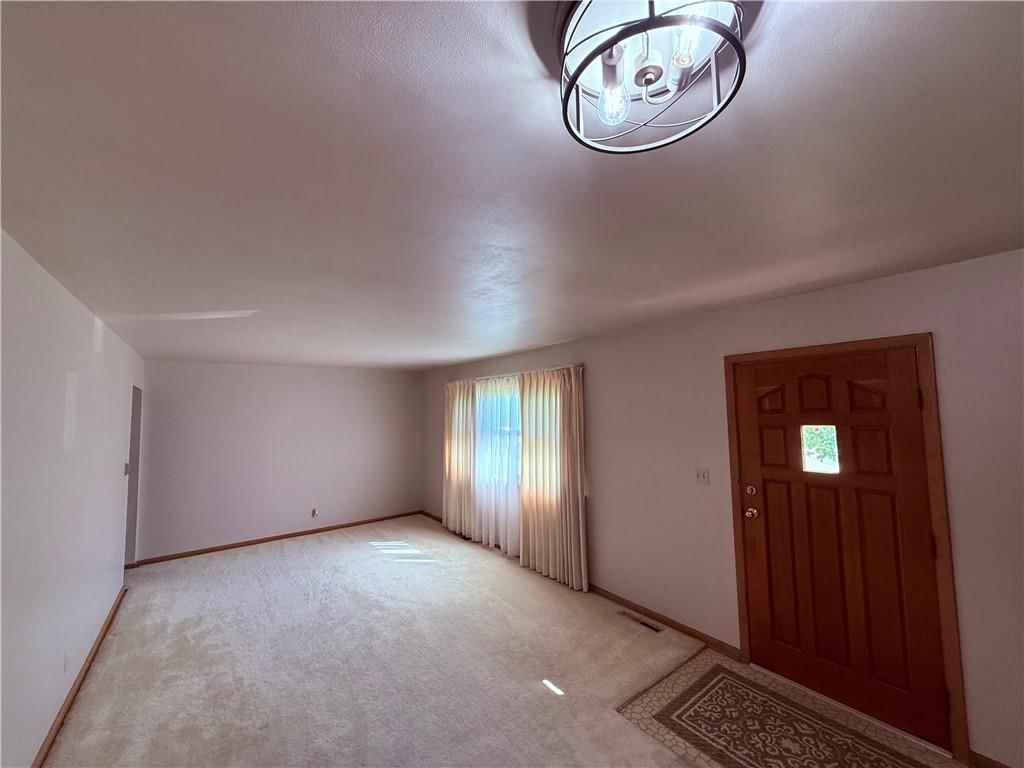 Photo 10 of 20 - 609 Summit Drive