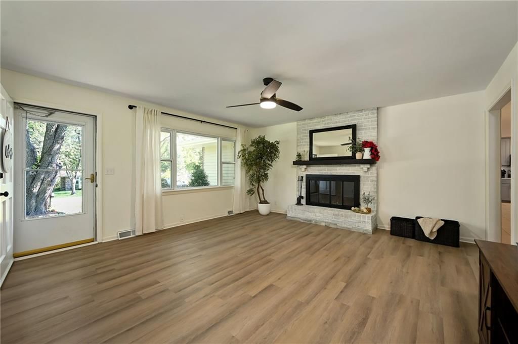 945 Glengera Drive — photo 3