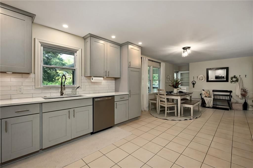 945 Glengera Drive — photo 8