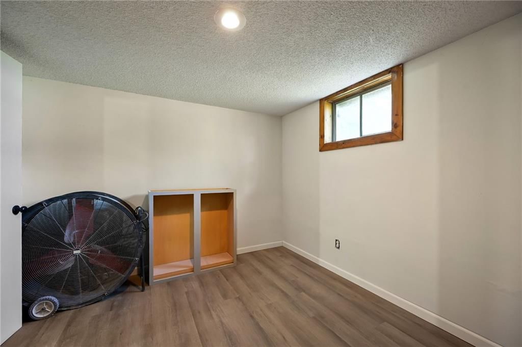 945 Glengera Drive — photo 17