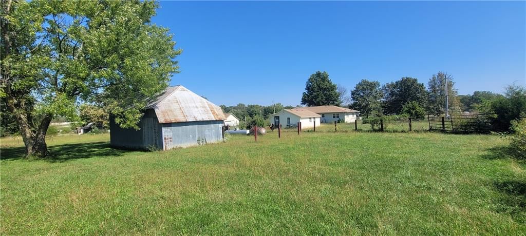 648 NW W Highway — photo 35