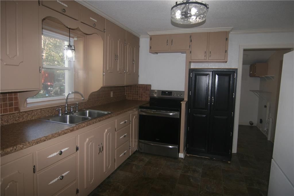 Photo 8 of 18 - 1619 S Spring Street