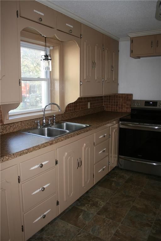 Photo 10 of 18 - 1619 S Spring Street