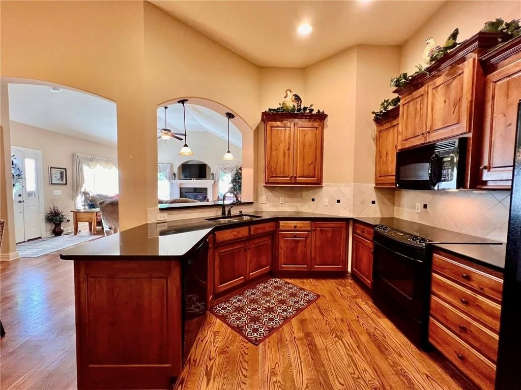 4149 NE Chapel Manor Drive — photo 3