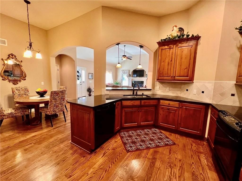 4149 NE Chapel Manor Drive — photo 4
