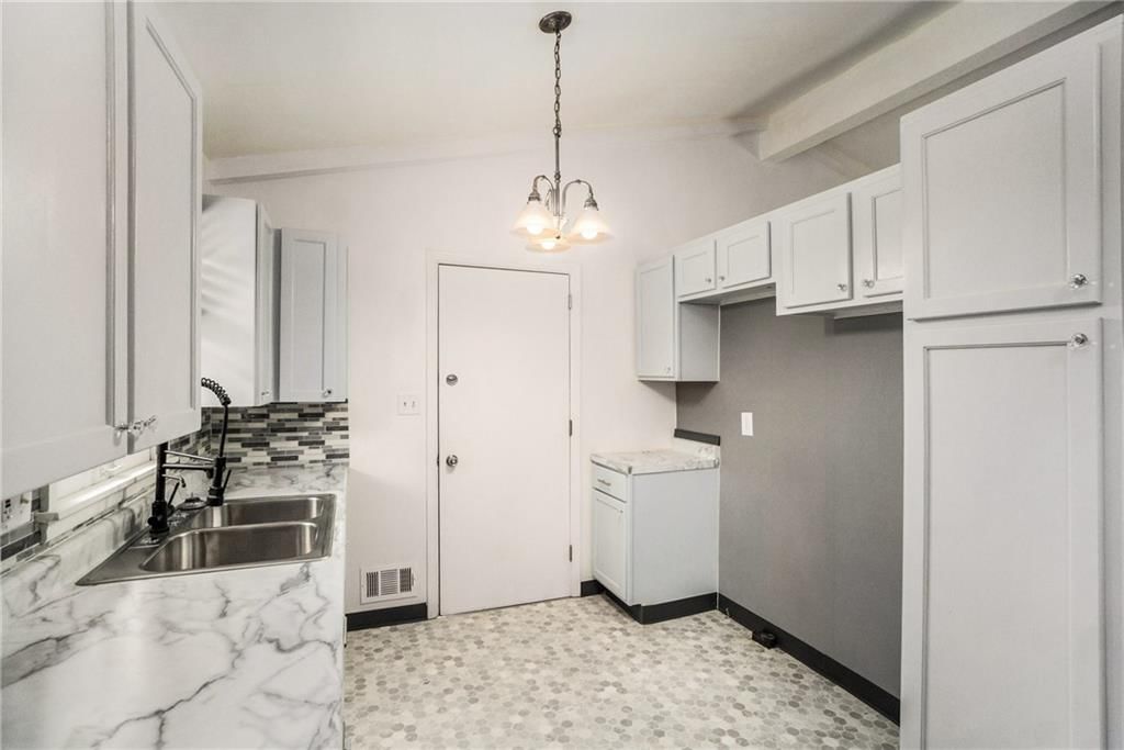 215 Grant Street — photo 17