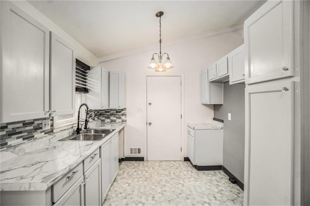 215 Grant Street — photo 18