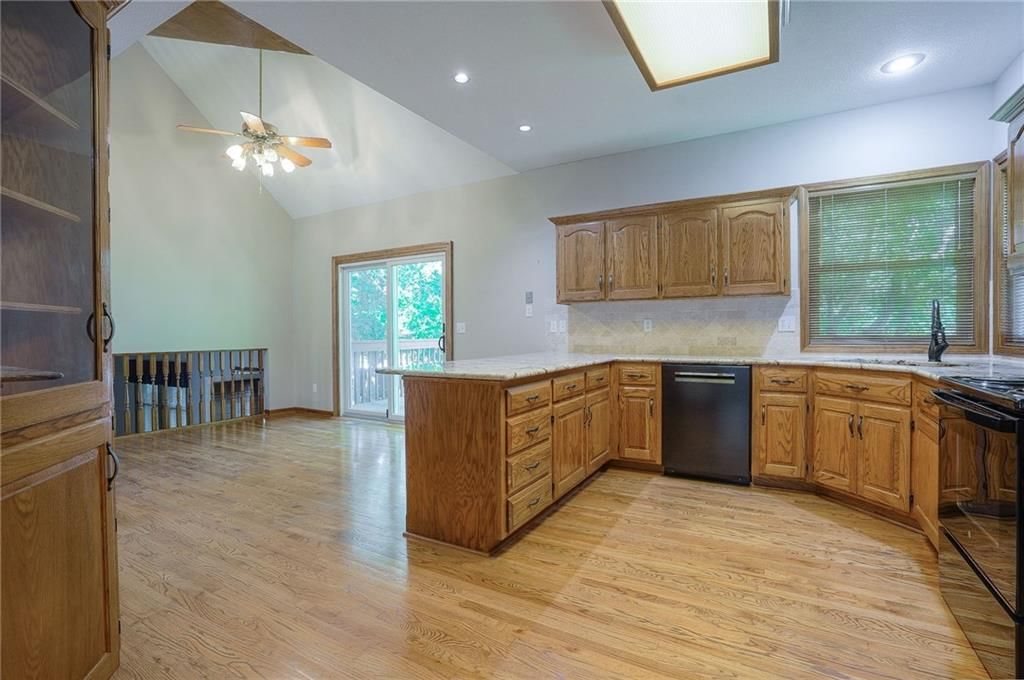 1404 Oakwood Drive — photo 13