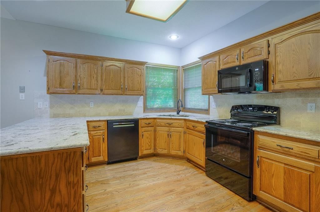 1404 Oakwood Drive — photo 14