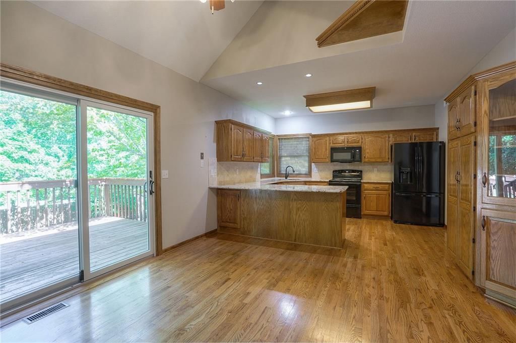 1404 Oakwood Drive — photo 20