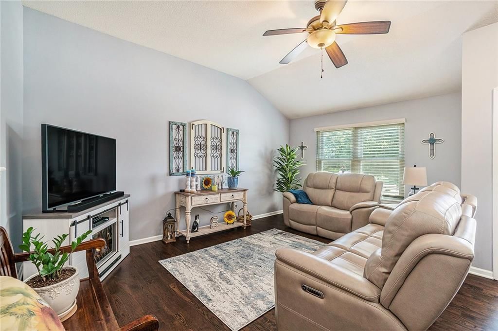 1100 SW Blackpool Drive — photo 2