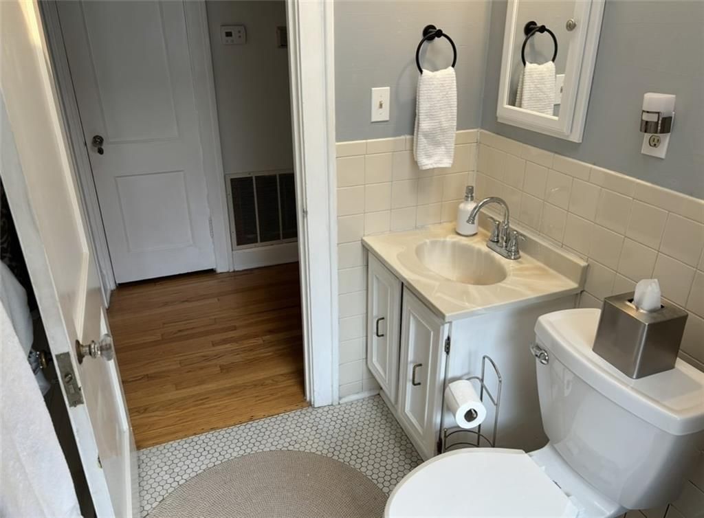 201 W 51st Terrace — photo 12