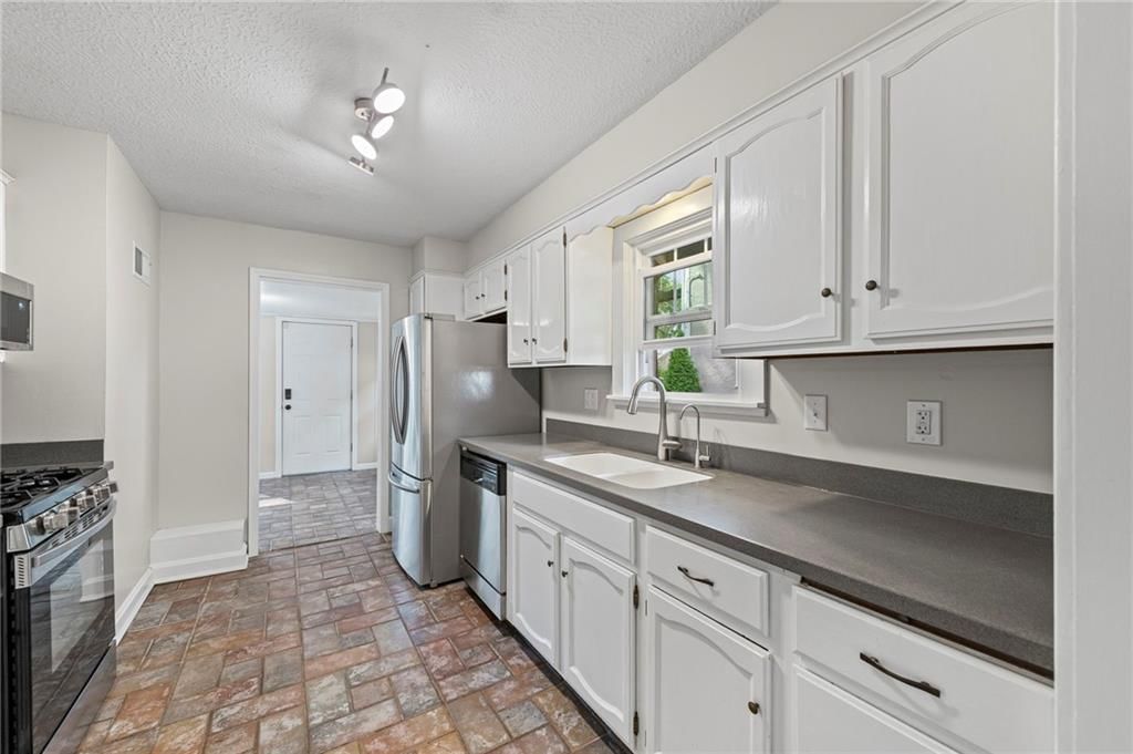 Photo 6 of 22 - 635 E 61ST Street